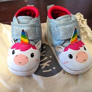 Ikiki toddler sneakers with squeaker